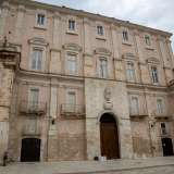 Usciamo e ritorniamo in piazza, questa volta per ammirare il maestoso �Palazzo del Principe�, ovvero la dimora del gi� citato Filomarino della Rocca 